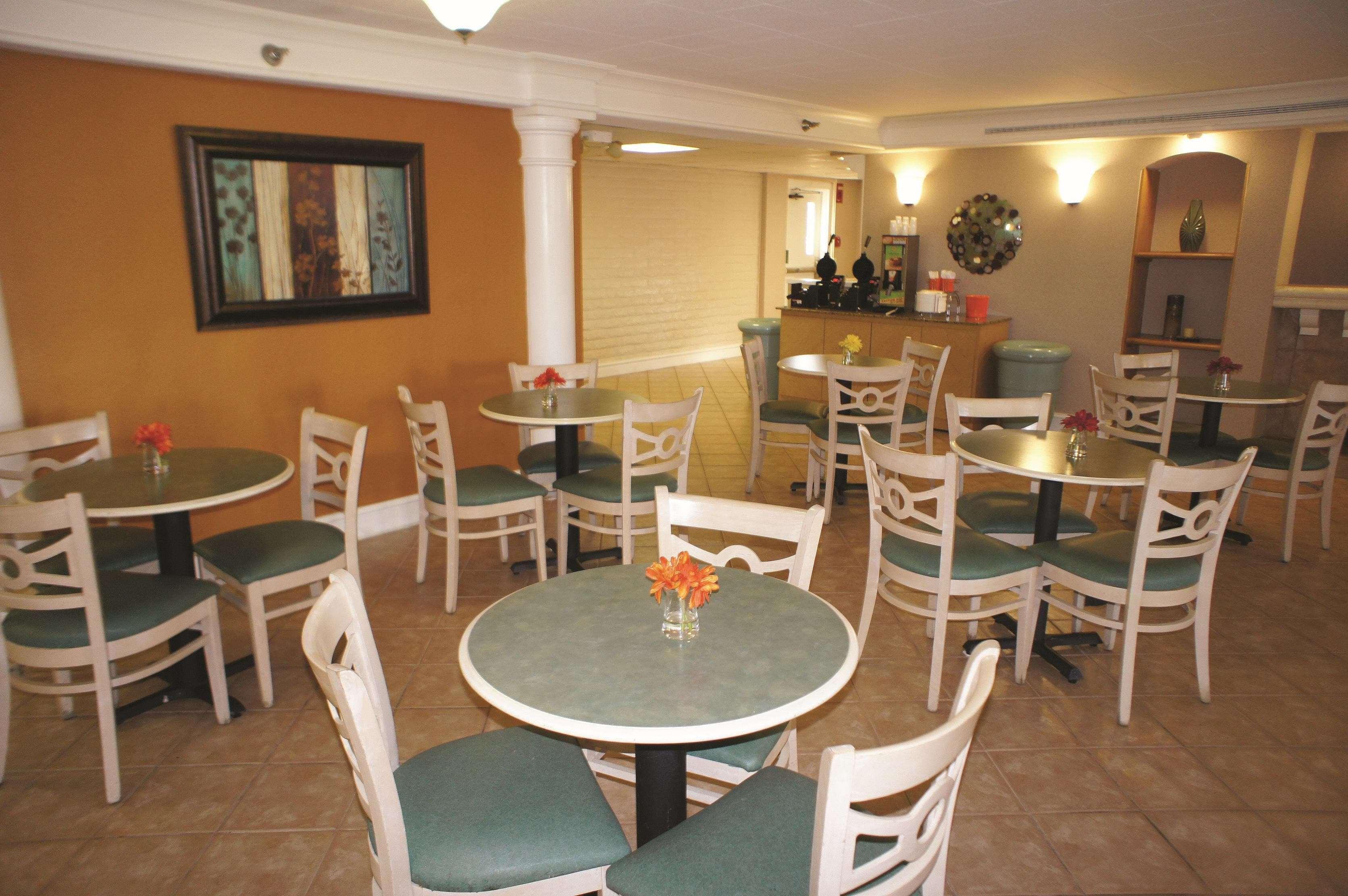 La Quinta Inn By Wyndham Norfolk Вирджиния-Бич Экстерьер фото